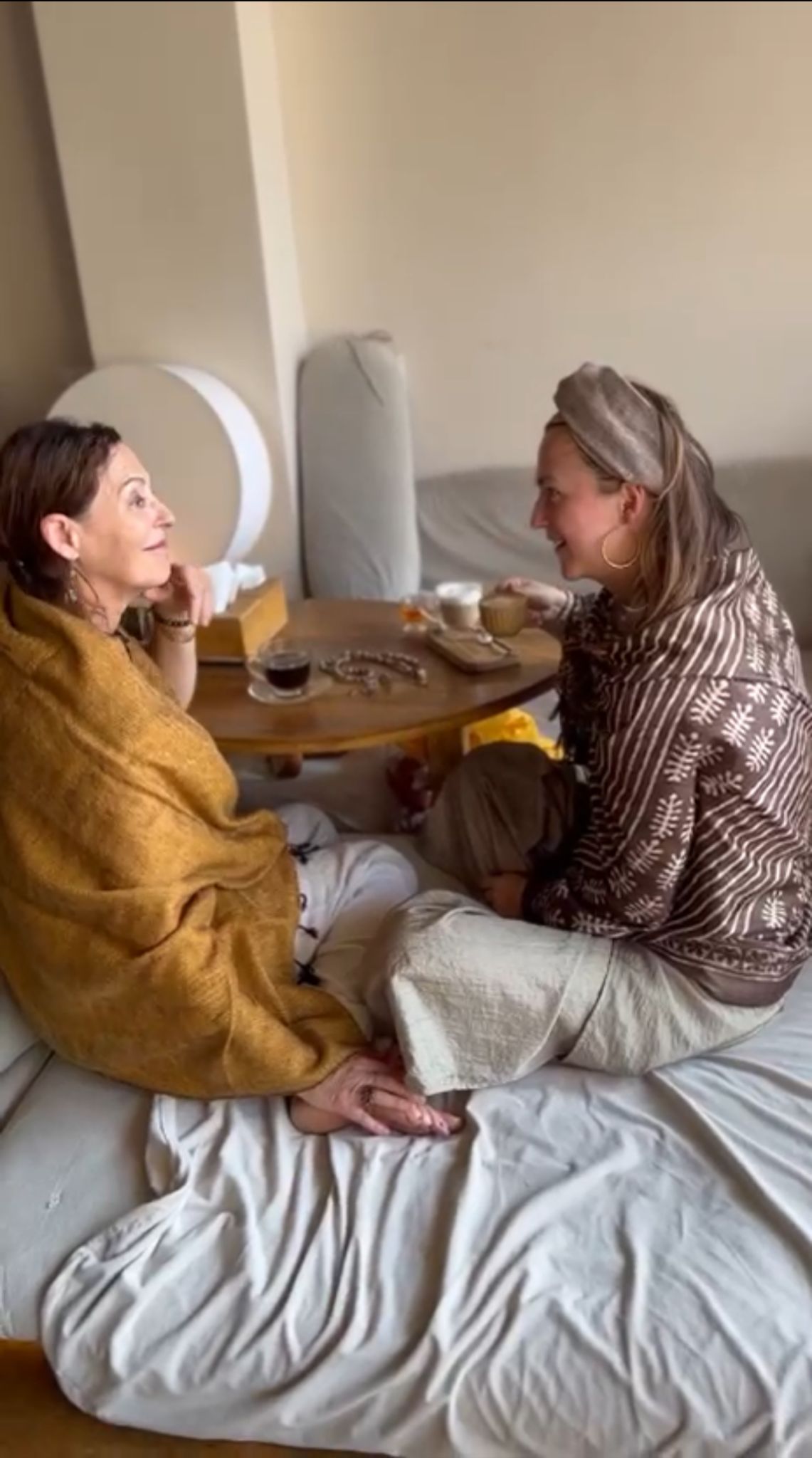 Zen omslagdoek | Bruin met creme prints